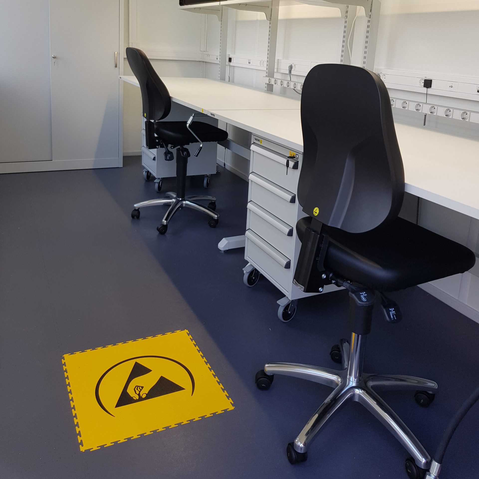 ESD-veilige assemblagetafels voor chipontwikkelaar Qualinx (Delft)